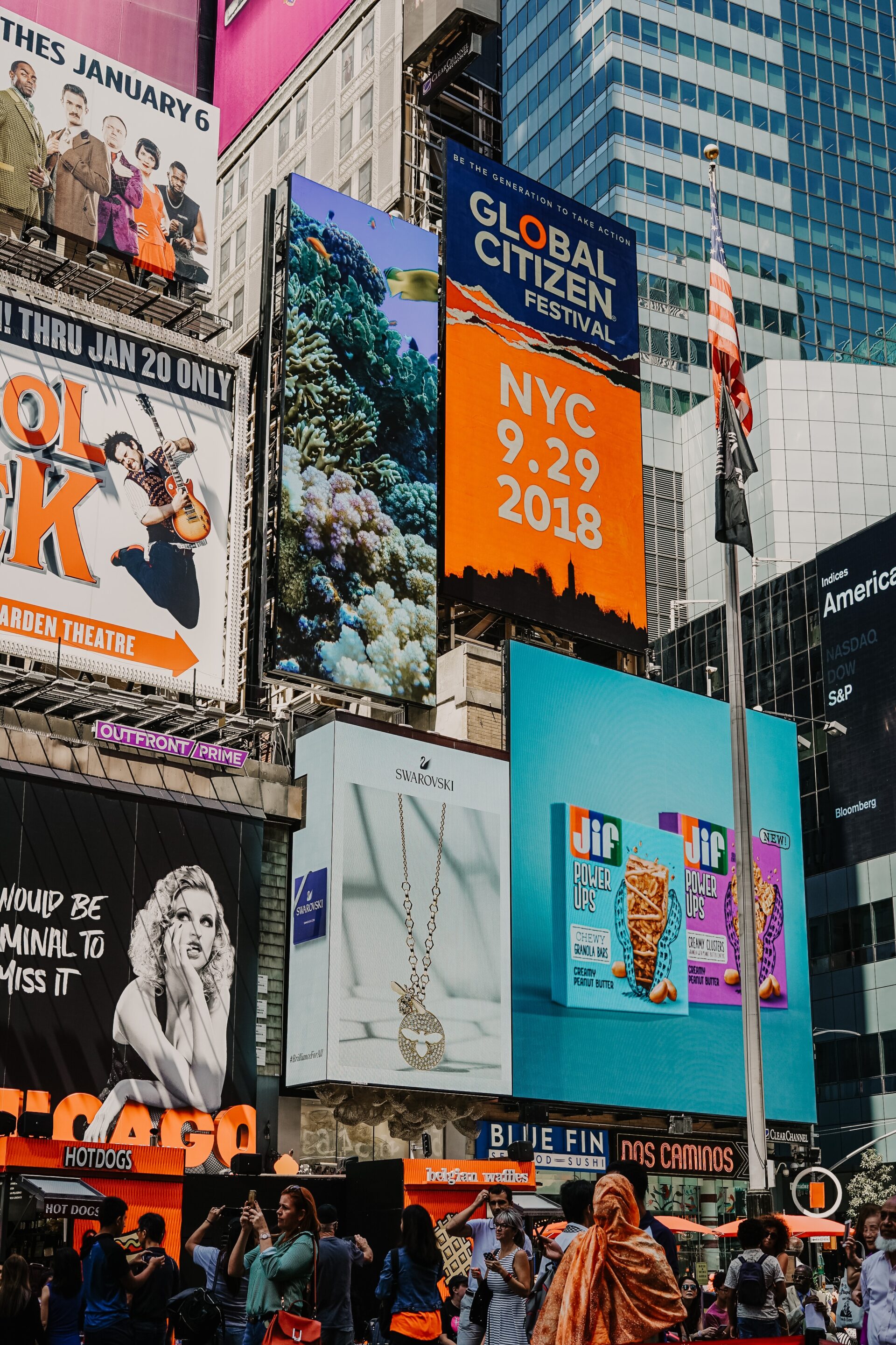 Sugli edifici di New york vi sono tante stampe pubblicitarie.